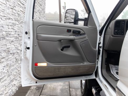 Used 2005 GMC Sierra 2500 SLT w/ Heavy-Duty Power Package image 34