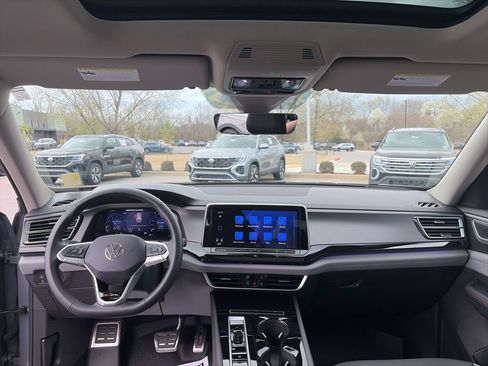 Used 2025 Volkswagen Atlas Peak Edition SE AWD/4WD image 29