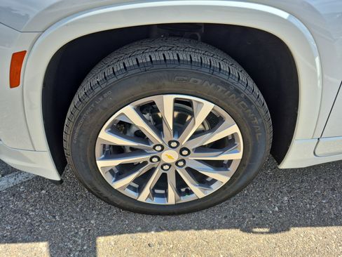 Used 2023 Chevrolet Traverse Premier FWD image 27