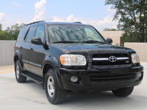 Used 2006 Toyota Sequoia SR5 RWD image 2