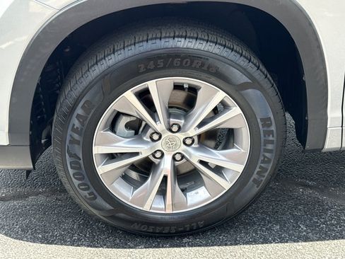 Used 2014 Toyota Highlander XLE FWD image 17