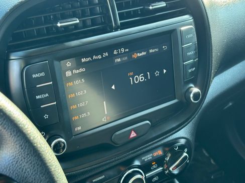 Used 2025 Kia Soul LX w/ LX Technology Package FWD image 16