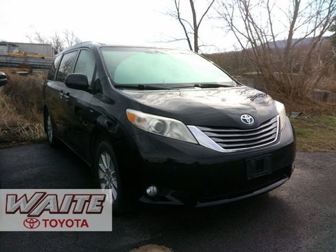 Used 2022 Toyota Sienna Platinum image 1