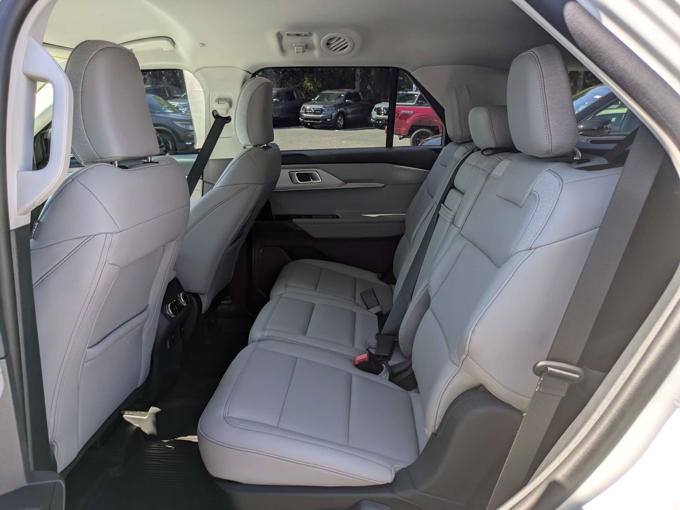 Used 2025 Ford Explorer Active w/ Active Comfort Package RWD image 21
