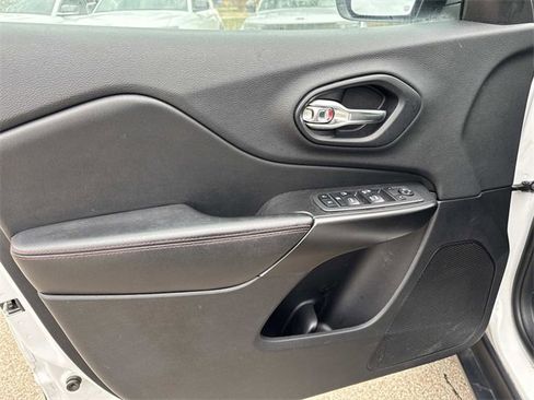 Used 2019 Jeep Cherokee Trailhawk image 16