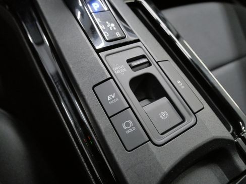 Certified 2025 Toyota Prius LE image 32