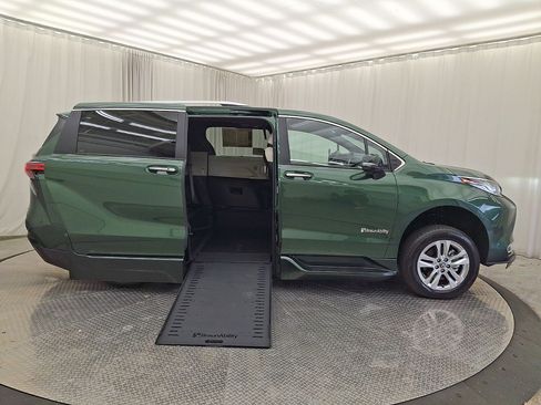 Used 2026 Toyota Sienna Limited FWD image 29
