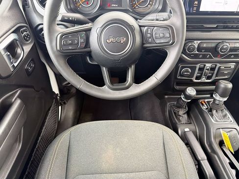 Used 2025 Jeep Gladiator Sport AWD/4WD image 16