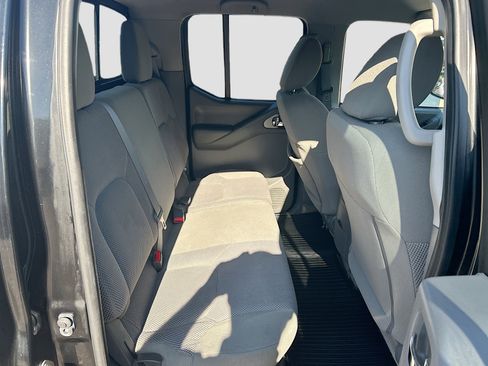 Used 2018 Nissan Frontier SV image 24