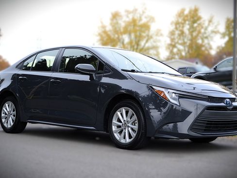 Used 2024 Toyota Corolla LE w/ LE Convenience Package image 3