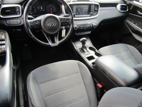 Used 2017 Kia Sorento AWD w/ LX Convenience Package image 2