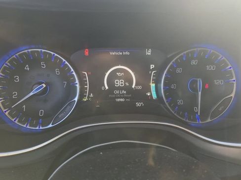 Used 2025 Chrysler Pacifica Limited FWD image 6