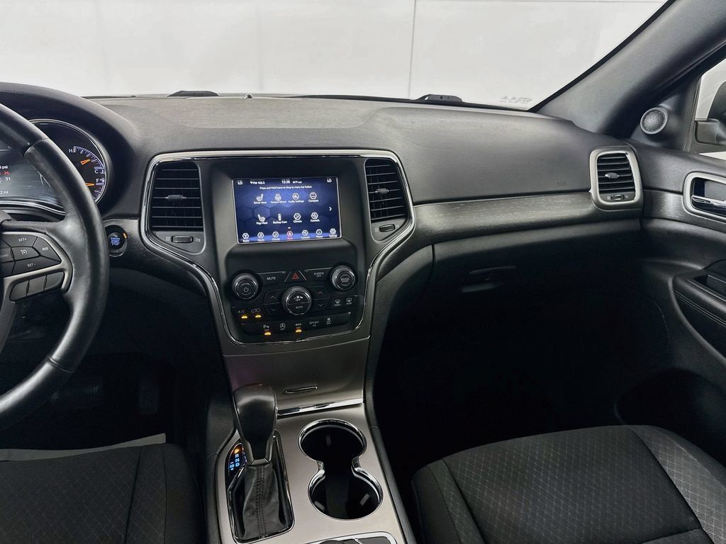 Used 2018 Jeep Grand Cherokee Laredo AWD/4WD image 27