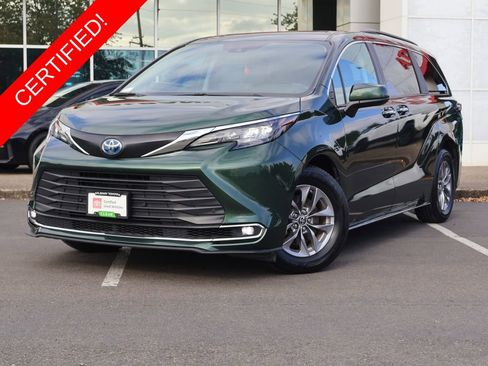 Used 2024 Toyota Sienna XLE image 1