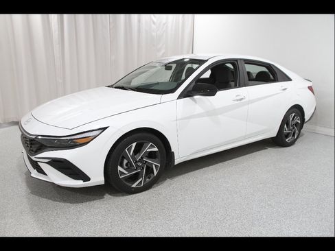 Certified 2025 Hyundai Elantra Sport FWD image 3