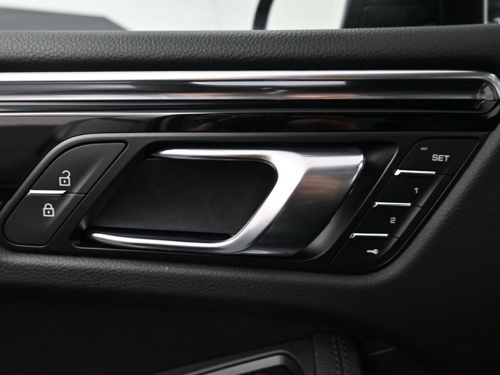 Certified 2026 Porsche Macan AWD/4WD image 18
