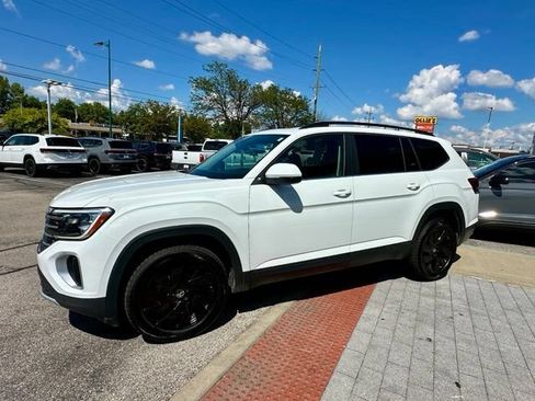 Used 2024 Volkswagen Atlas SE w/ Panoramic Sunroof Package FWD image 3