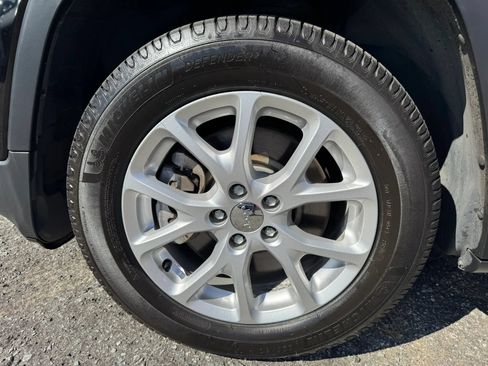 Used 2018 Jeep Cherokee Latitude Plus w/ Comfort/Convenience Group FWD image 21