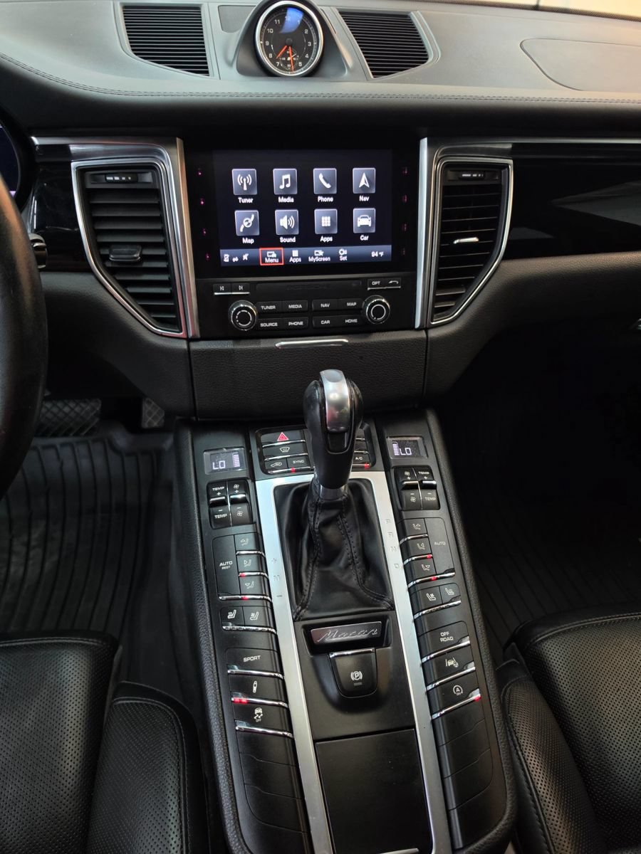 Used 2018 Porsche Macan Turbo w/ Premium Package Plus AWD/4WD image 25