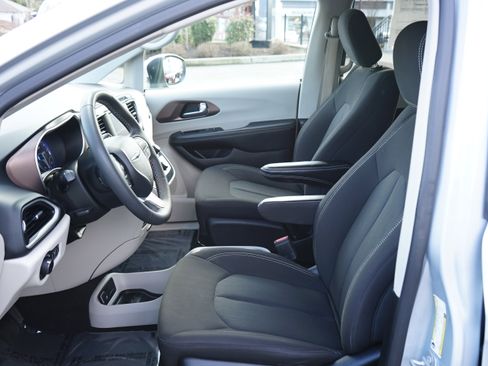 Used 2023 Chrysler Voyager LX image 14