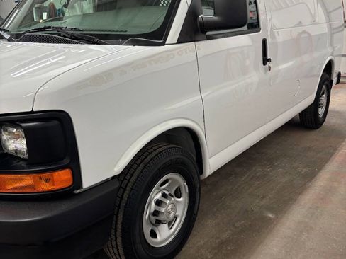Used 2015 Chevrolet Express 2500 image 2