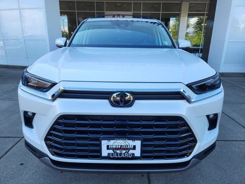 Used 2024 Toyota Grand Highlander AWD image 6