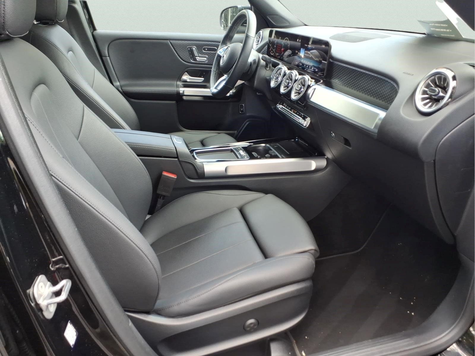Certified 2025 Mercedes-Benz GLB 250 4MATIC image 28