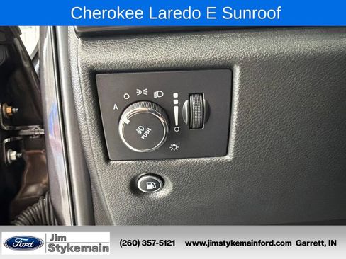 Used 2021 Jeep Grand Cherokee Laredo w/ Security & Convenience Group AWD/4WD image 22