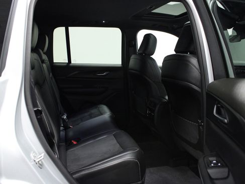 Used 2025 Jeep Grand Cherokee Altitude AWD/4WD image 15