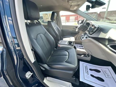 Used 2024 Chrysler Pacifica Touring-L FWD image 25