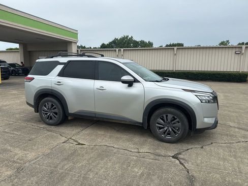 Used 2024 Nissan Pathfinder SV w/ SV Premium Package FWD image 14