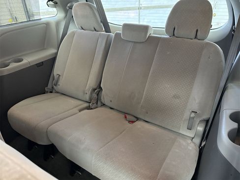 Used 2015 Toyota Sienna LE image 29