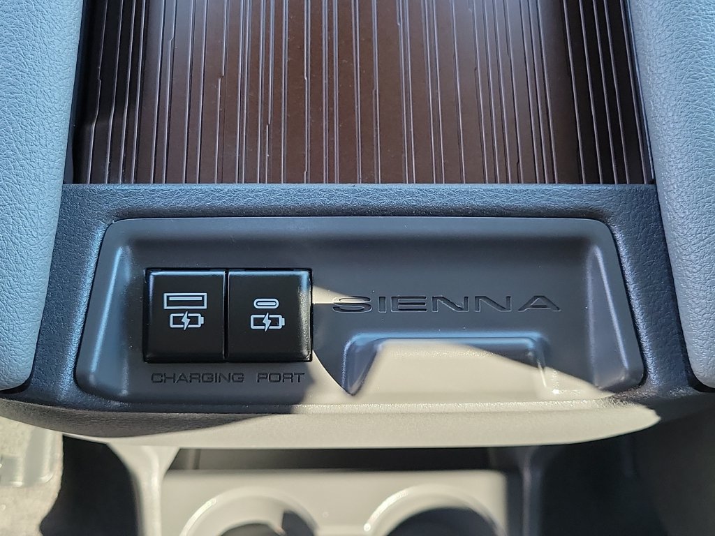 Used 2024 Toyota Sienna XLE FWD image 16