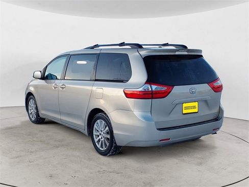 Used 2015 Toyota Sienna LE image 3