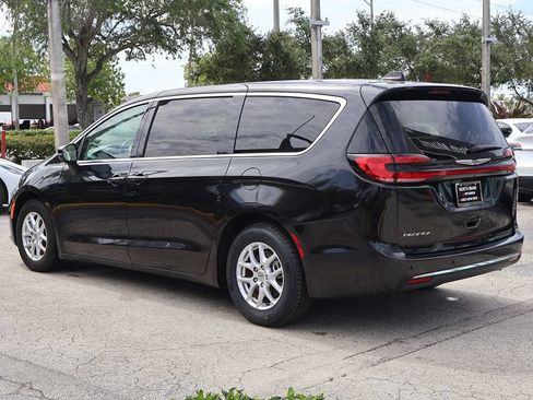 Used 2023 Chrysler Pacifica Touring-L FWD image 7