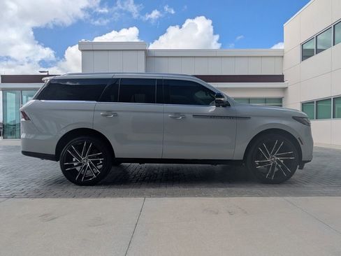 New 2025 Lincoln Navigator Reserve image 4