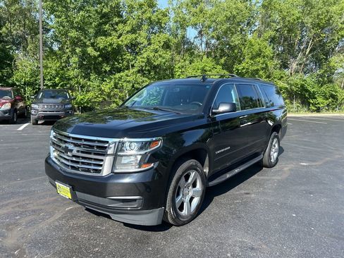 Used 2019 Chevrolet Suburban LS w/ All-Season Package AWD/4WD image 3