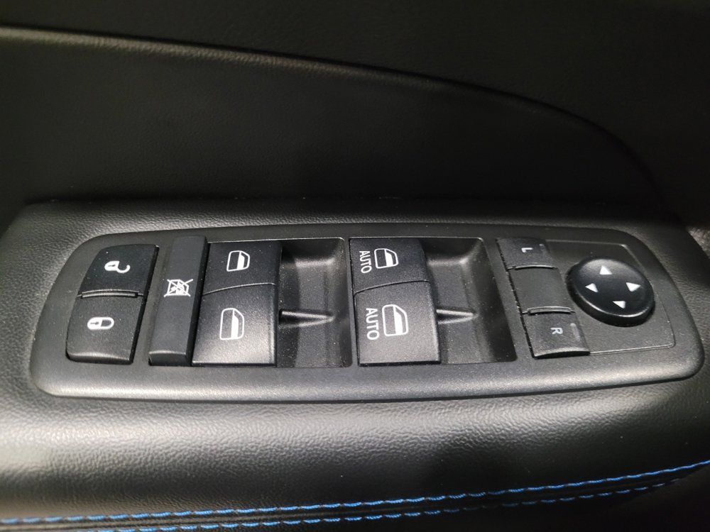 Used 2019 Jeep Grand Cherokee Laredo AWD/4WD image 27