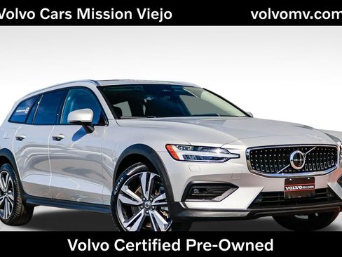Used 2025 Volvo V60 B5 Cross Country Plus image 1