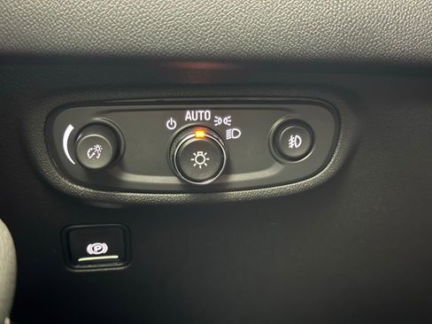 Used 2024 GMC Terrain SLT image 21