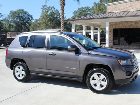 Used 2016 Jeep Compass Latitude image 17