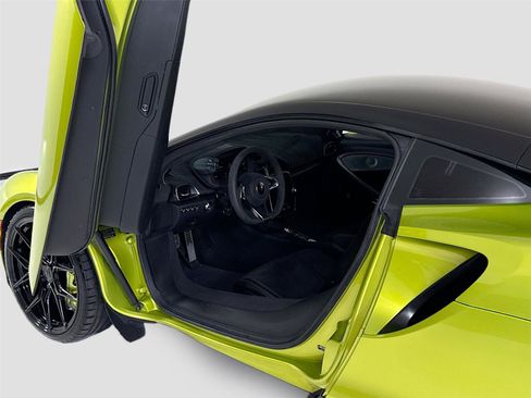 Used 2023 McLaren Artura RWD image 12