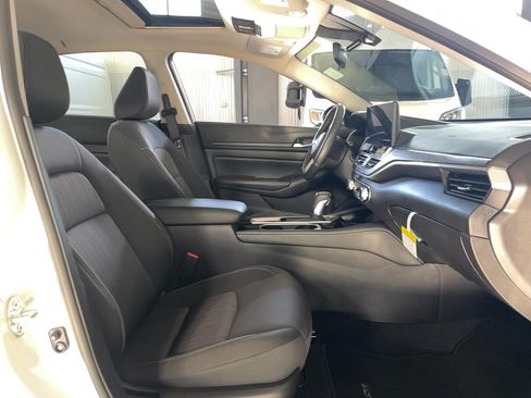 Used 2024 Nissan Altima 2.5 SV w/ SV Premium Package AWD/4WD image 18