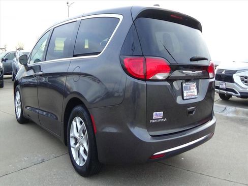 Used 2020 Chrysler Pacifica Touring w/ Tire & Wheel Group image 8