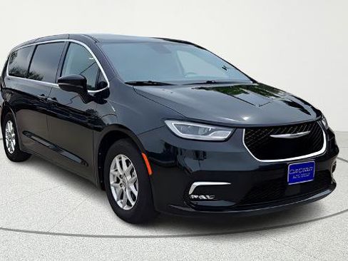 Used 2024 Chrysler Pacifica Touring-L image 1