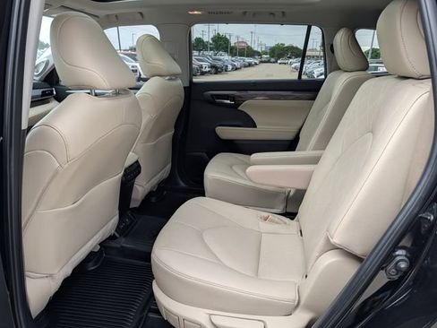 Used 2024 Toyota Highlander Platinum FWD image 32