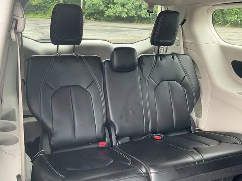 Used 2023 Chrysler Pacifica Touring-L FWD image 30