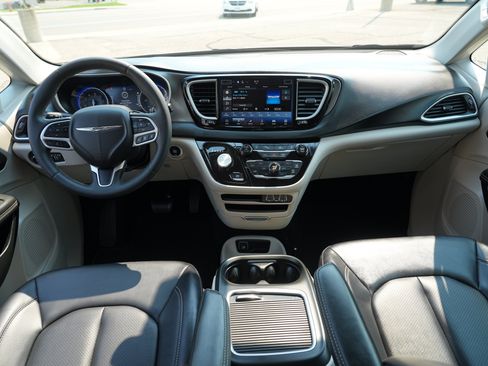 Used 2024 Chrysler Pacifica Touring-L FWD image 27