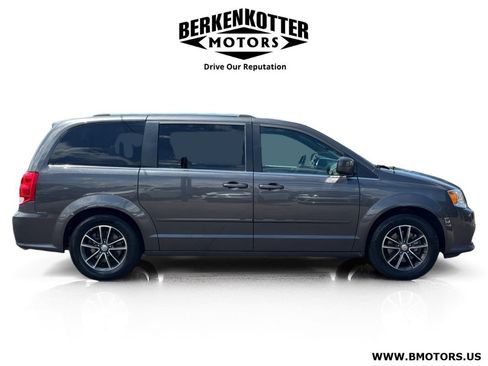 Used 2017 Dodge Grand Caravan SXT FWD image 2