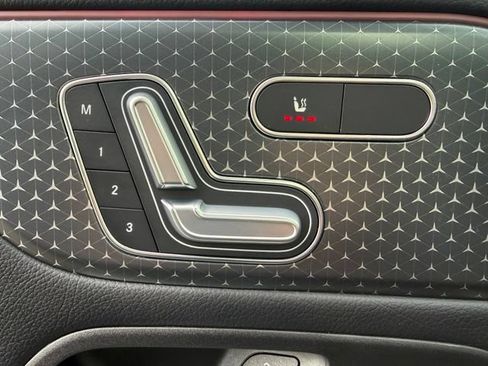 Used 2025 Mercedes-Benz GLB 250 4MATIC image 15